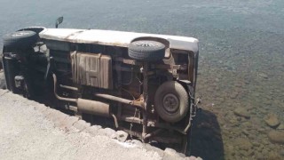 Denize düşen minibüsten yaralı çıktı