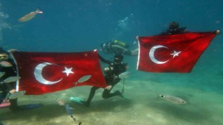 Denizin dibinde Türk bayrağı açıp, 19 Mayısı kutladılar