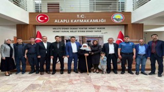 Depremde ineğini bağışlayan nineden Kaymakama ziyaret