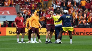 Derbi başlamadan saha karıştı