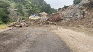Düziçi ilçesinde Devasa kayalar yolu ulaşıma kapattı