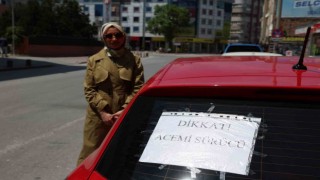 “Dikkat acemi sürücü” yazısıyla dikkat çekiyor
