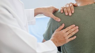 Dikkat! Omuz Ağrısı Parkinson Belirtilerinden Biri Olabilir