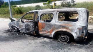 Din görevlisi alev alan araçtan son anda kurtuldu