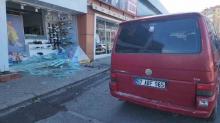 Direksiyon hâkimiyetini kaybeden otomobil mağazaya böyle girdi