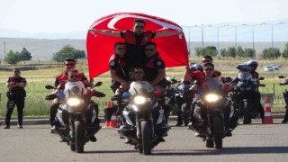 Diyarbakırda eğitimini tamamlayan Motosikletli Yunus Timi gösteri yaptı