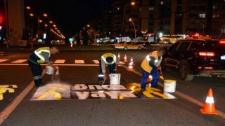 Diyarbakırda yol çizgi yenileme çalışmaları sürüyor