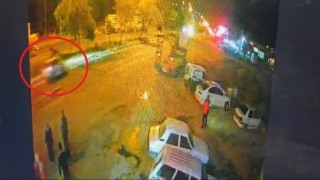 Diyarbakırda yolun karşısına geçmek isteyen genç kıza otomobil böyle çarptı