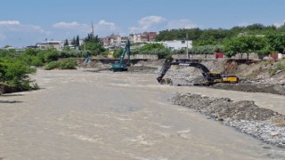 Dörtyolda kuvvetli yağışla taşan derede ıslah çalışmaları sürüyor
