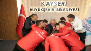 Down Futsal Takımı sporcularından Başkan Büyükkılıça sevgi gösterisi
