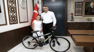 Down sendromlu çocuğa bisiklet hediye edildi