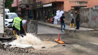 Drenaj açmak isterken su borusunu patlattılar