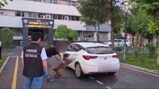 Durdurulan otomobilden 2 çuval esrar çıktı