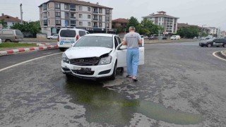 Düzcede kaza sonrası refüje çıkan otomobil ağaca çarptı: 2 yaralı