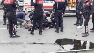 E-5 karayolunda motosikletli polis ile ticari taksi çarpıştı: 2 polis yaralandı