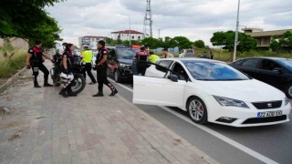Edirnede dur ihtarına uymadılar: Otomobilden uyuşturucu attılar