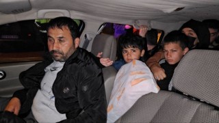 Edirnede dur ihtarına uymayan otomobilin içinden 17 kişi çıktı