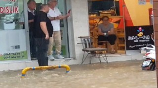 Edremitte esnaf seli kahve içerek seyretti