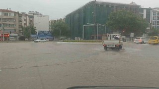 Edremitte sağanak yağış yolları göle çevirdi