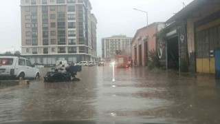 Edremitte su basan yollarda mahsur kalanları itfaiye ekipleri kurtardı