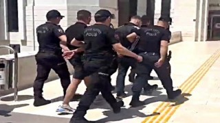 Edremitte taksiciyi dövdüler, telefonu alıp kaçarken polise yakalandılar