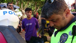 Ehliyetsiz ve aranması olan şahıs polisleri görünce panikledi