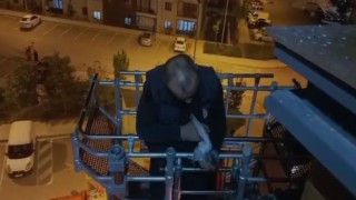 Elazığda çatı arasında sıkışan güvercini itfaiye ekipleri kurtardı