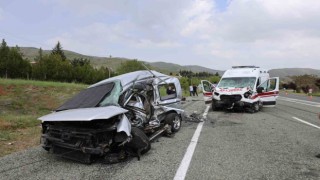 Elazığda feci kaza: Ambulans ile hafif ticari araç çarpıştı 2si polis 6 yaralı
