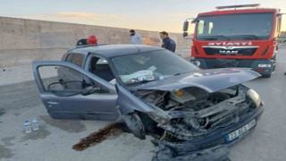 Elazığda otomobil duvara çarptı: 2 yaralı