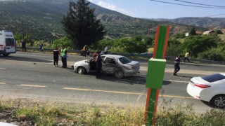 Elazığda trafik kazası: Çarpışan otomobillerden biri alev alev yandı, 1 kişi öldü 6 kişi yaralandı