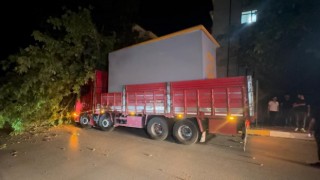 Elazığda trafo kulübesi yüklü tır ağacı devirdi: 1 yaralı