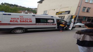 Elektrik direğine çarpan otomobil hurdaya döndü, direk yerinden bile oynamadı