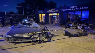 Elektrik direğine çarpan otomobil ikiye bölündü: 1 ölü, 1 yaralı