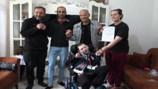Elpilepsi hastası çocuğa Almanyadan tekerlekli sandalye