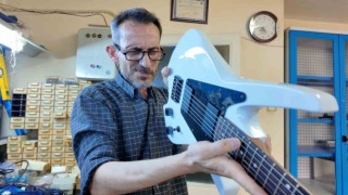 Emekli oldu, gitar üretmeye başladı