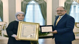 Emine Erdoğan, Sıfır Atık projesine verilen AKDENİZ-PA ödülünü teslim aldı