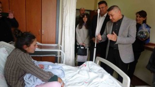Emniyet müdüründen Anneler Gününde bebeklerine kavuşan çifte ziyaret