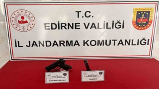 Enezde jandarmanın uygulamasında tabanca ele geçirildi
