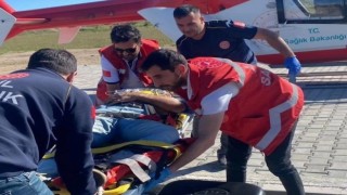 Ercişte ayağı kırılan vatandaş için ambulans helikopter havalandı