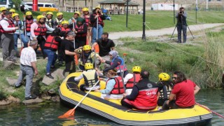 Erzincanda engelli bireylere yönelik paraşüt ve rafting etkinliği renkli görüntüler oluşturdu