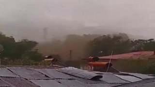 Erzurumda hortum evlerin çatılarını uçurdu