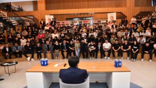 Esenyurt Belediye Başkanı Özer, gençlere kariyer yıllarını anlattı