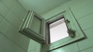 Esenyurtta dükkana tuvalet penceresinden giren hırsız pes dedirtti