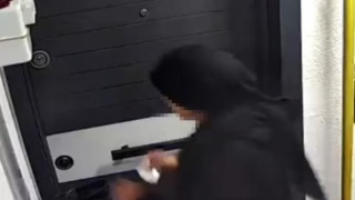 Evlerin kapılarını kartla açarak hırsızlık yapan kadınlar güvenlik kamerasına yakalandı