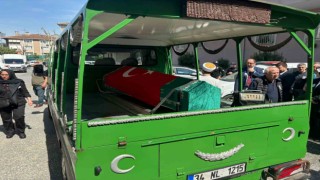 Eyüpsultanda öğrenci tarafından öldürülen okul müdürü helallik alınması için evine getirildi