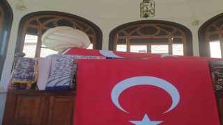 Fatihin komutanlarından Zağnos Paşanın türbesi bayraklarla donatıldı