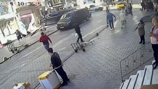 Fatihte faciadan dönülen kaza kamerada: Kaldırıma çıkan minibüs direği devirip, vitrine çarptı