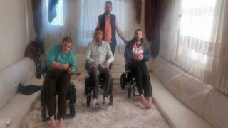 Felçli üç kardeş, akülü sandalyelerine kavuştu