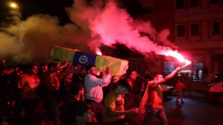 Fenerbahçe bayraklı tabutla şampiyonluğu kutladılar