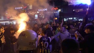 Fenerbahçe taraftarı galibiyeti kutladı